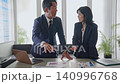幾位男女商務人士正在開會，同時查看文件。討論的主題包括管理、策略、諮詢、團隊合作、資訊、會議和分析。 140996768