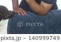 施術する整体師 140999749
