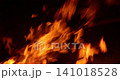 一段火焰在黑色背景下熊熊燃燒的影片。 141018528