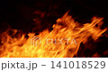 一段火焰在黑色背景下熊熊燃燒的影片。 141018529