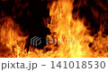 一段火焰在黑色背景下熊熊燃燒的影片。 141018530