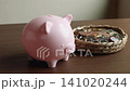 ブタの貯金箱に五百円玉を入れる　貯金　貯蓄 141020244
