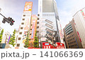 2026年6月19日、東京：秋葉原の交通量のある横断歩道から、カラフルな商業ビル群へカメラがティルト 141066369