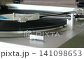 The needle automatically returns after the last song on the LP record finishes playing. 141098653