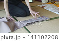 着物の着付けをする女性 141102208
