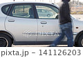 一款復古的中世紀風格緊湊型轎車，車輪上帶有裝飾環 | 日本 141126203