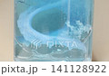 Cleaning a dental retainer with an effervescent tablet and water 141128922