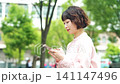 屋外でスマートフォンを使う女性・ビジネスウーマン 141147496