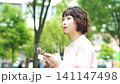 屋外でスマートフォンを使う女性・ビジネスウーマン 141147498