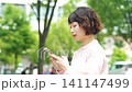 屋外でスマートフォンを使う女性・ビジネスウーマン 141147499