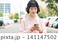 屋外でスマートフォンを使う女性・ビジネスウーマン 141147502
