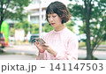 屋外でスマートフォンを使う女性・ビジネスウーマン 141147503