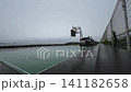 6月　雨が降る屋外のバスケットコート 141182658