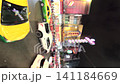 タイ バンコク : 中華街(ヤワラート通り)の夜景 派手なネオン看板が密集した繁華街 (縦型映像) 141184669