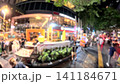 タイ バンコク : スクンビット通り 夜の風景 バーやレストランが並ぶ繁華街の大通り (ボカシ入) 141184671