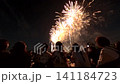 花火大会 打ち上げ花火と観客 日本の夏の風景 141184723