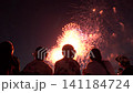 花火大会 打ち上げ花火と観客 日本の夏の風景 141184724
