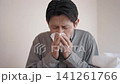 ひどい花粉症の症状に悩み、ティッシュで鼻をかむ40代男性 ひどい花粉症の症状に悩み、ティッシュで鼻をかむ40代男性 141261766