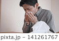 ひどい花粉症の症状に悩み、ティッシュで鼻をかむ40代男性 ひどい花粉症の症状に悩み、ティッシュで鼻をかむ40代男性 141261767