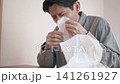 ひどい花粉症の症状に悩み、ティッシュで鼻をかむ40代男性 ひどい花粉症の症状に悩み、ティッシュで鼻をかむ40代男性 141261927
