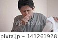ひどい花粉症の症状に悩み、ティッシュで鼻をかむ40代男性 ひどい花粉症の症状に悩み、ティッシュで鼻をかむ40代男性 141261928