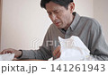ひどい花粉症の症状に悩み、ティッシュで鼻をかむ40代男性 ひどい花粉症の症状に悩み、ティッシュで鼻をかむ40代男性 141261943