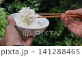 茶碗から炊き立て"ごはん"を箸で摘み上げる(箸上げ)4Kスローモーション動画 141288465