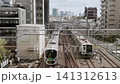 東京景色：一列通勤列車穿梭於摩天大樓之間，遠處可見新宿的摩天大樓 | 日本東京池袋 141312613