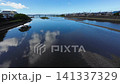 川の水面に映る雲 141337329