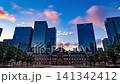早朝の東京駅周辺の高層ビル街の背景に広がる朝焼け空(丸の内行幸通りから八重洲方面を臨むタイムラプス 早朝の東京駅周辺の高層ビル街の背景に広がる朝焼け空(丸の内行幸通りから八重洲方面を臨むタイムラプス 141342412
