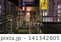 東京夜景：通往靜謐空曠的步行平台的室外電梯 | 日本東京 141342805