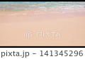 特寫鏡頭展現了清澈的海浪拍打著美麗的海岸。 141345296
