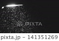 街路灯に照らされる小雨 141351269