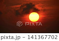 沈みゆく夕日と流れる雲 141367702