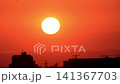 街に沈みゆく夕日  141367703