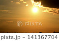 沈みゆく夕日と流れる雲 141367704