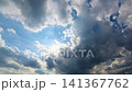 太陽輝く青空と流れる白い雲   141367762