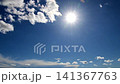 太陽輝く青空と流れる白い雲   141367763