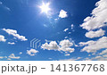 太陽輝く青空と流れる白い雲   141367768