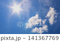 太陽輝く青空と湧き出るような白い雲   141367769
