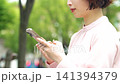 屋外でスマートフォンを使う女性・ビジネスウーマン 141394379