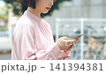屋外でスマートフォンを使う女性・ビジネスウーマン 141394381
