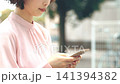 屋外でスマートフォンを使う女性・ビジネスウーマン 141394382