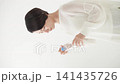 喝礦泉水的女人 141435726