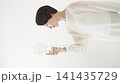 喝礦泉水的女人 141435729