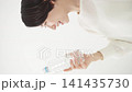 喝礦泉水的女人 141435730