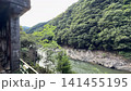 京都・嵯峨野トロッコ列車と保津峡の美しい渓谷風景｜京都を代表する人気観光スポットの4K動画 141455195