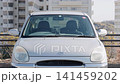 一輛保養良好的復古現代風格緊湊型轎車，融合了20世紀中期的設計元素 | 日本 141459202