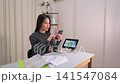 特寫鏡頭：一位女士正在查看智慧型手機上的資產管理資訊。 141547084