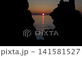 夕陽西下，緩緩沉入宇都呂海岸線上形狀奇特的岩石之間。 141581527
